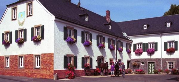 Hermann und Martha Riess vor Ihrem Bauernhof mit Fremdenzimmern.